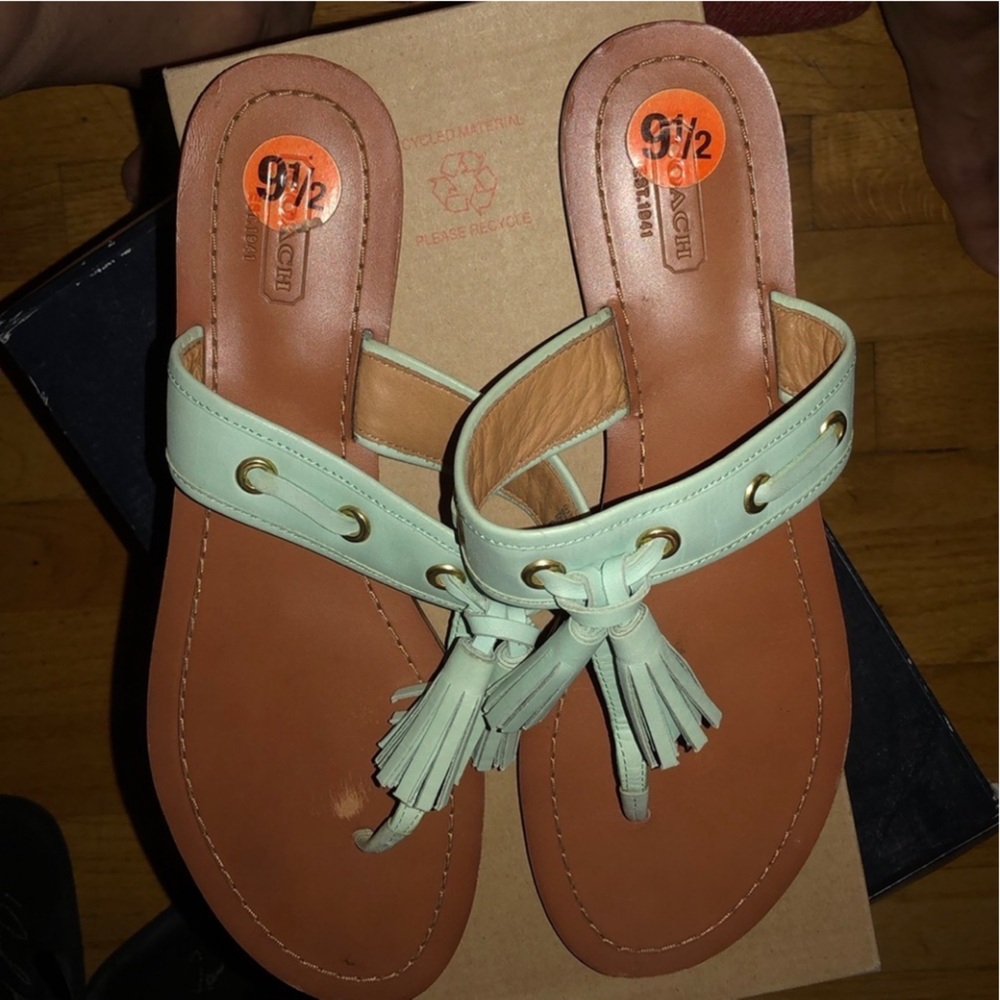 Coach size 9.5 mint green sandal thong genuine leather gold detail & tassel - Picture 4 of 10